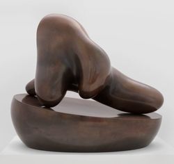 Menschliche Konkretion auf ovaler Schale / Concrétion humaine sur une coupe (Human Concretion on Oval Bowl)