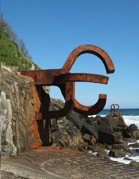 Eduardo Chillida, Peine del Viento XV, 1976 © VG Bild-Kunst, Bonn 2018. Photo- L Schäfer